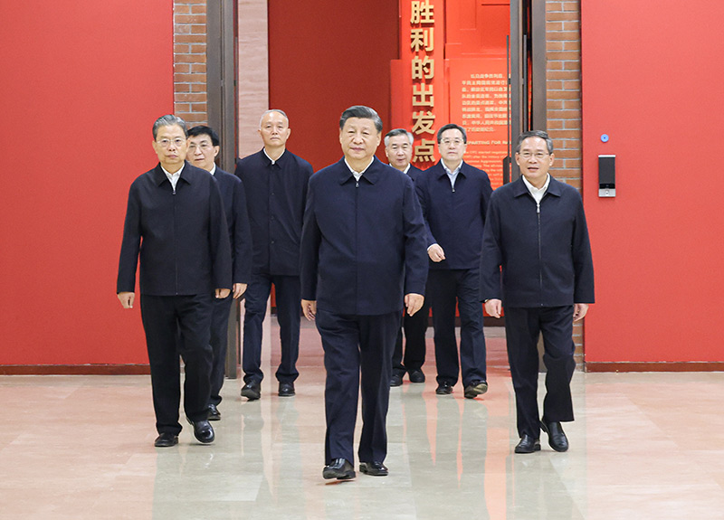 　　10月27日，中共中央總書記、國家主席、中央軍委主席習(xí)近平帶領(lǐng)中共中央政治局常委李強、趙樂際、王滬寧、蔡奇、丁薛祥、李希，瞻仰延安革命紀念地。這是習(xí)近平等在延安革命紀念館，參觀《偉大歷程——中共中央在延安十三年歷史陳列》。