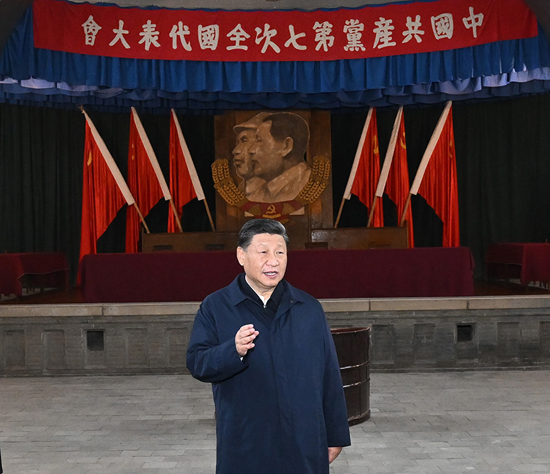 　　10月27日，中共中央總書記、國家主席、中央軍委主席習(xí)近平帶領(lǐng)中共中央政治局常委李強、趙樂際、王滬寧、蔡奇、丁薛祥、李希，瞻仰延安革命紀念地。這是習(xí)近平在楊家?guī)X瞻仰中共七大會址。