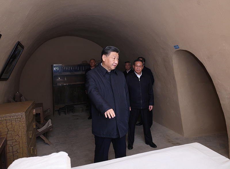 　　10月27日，中共中央總書記、國家主席、中央軍委主席習(xí)近平帶領(lǐng)中共中央政治局常委李強、趙樂際、王滬寧、蔡奇、丁薛祥、李希，瞻仰延安革命紀念地。這是習(xí)近平等在楊家?guī)X參觀毛澤東舊居。