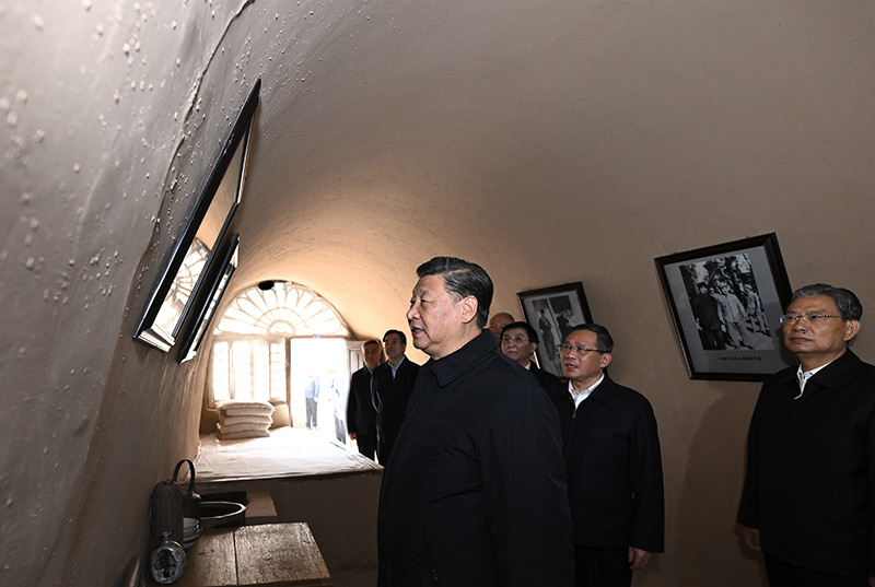 　　10月27日，中共中央總書記、國家主席、中央軍委主席習(xí)近平帶領(lǐng)中共中央政治局常委李強、趙樂際、王滬寧、蔡奇、丁薛祥、李希，瞻仰延安革命紀念地。這是習(xí)近平等在楊家?guī)X參觀朱德舊居。