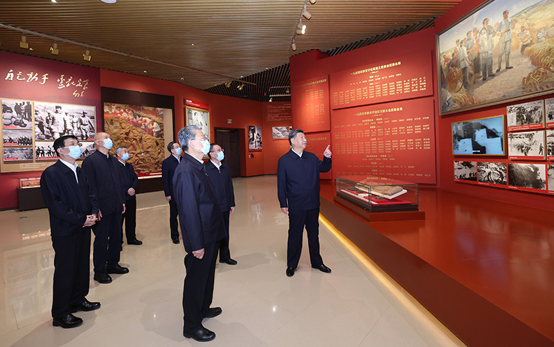 　　10月27日，中共中央總書記、國家主席、中央軍委主席習(xí)近平帶領(lǐng)中共中央政治局常委李強、趙樂際、王滬寧、蔡奇、丁薛祥、李希，瞻仰延安革命紀念地。這是習(xí)近平等在延安革命紀念館，參觀《偉大歷程——中共中央在延安十三年歷史陳列》。