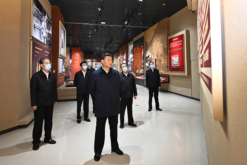 　　10月27日，中共中央總書記、國家主席、中央軍委主席習(xí)近平帶領(lǐng)中共中央政治局常委李強、趙樂際、王滬寧、蔡奇、丁薛祥、李希，瞻仰延安革命紀念地。這是習(xí)近平等在延安革命紀念館，參觀《偉大歷程——中共中央在延安十三年歷史陳列》。