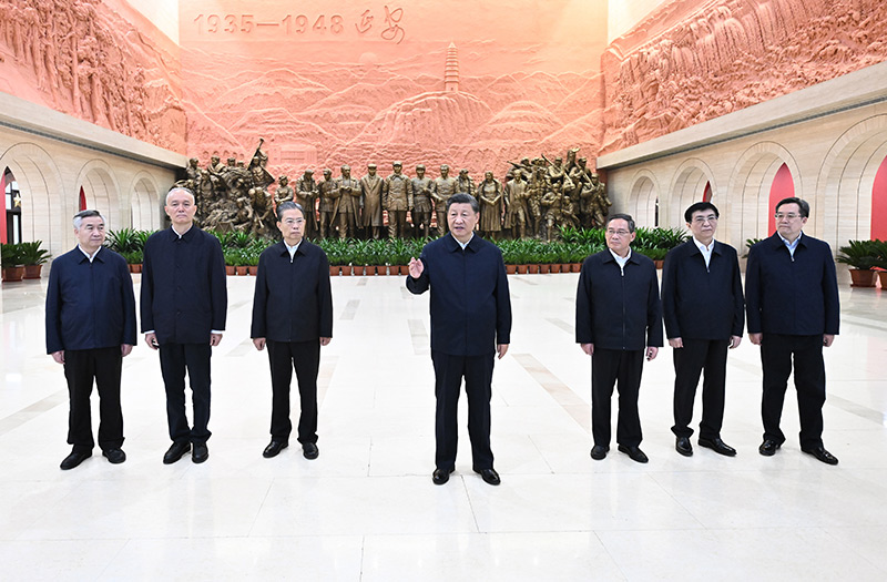 　　10月27日，中共中央總書記、國家主席、中央軍委主席習(xí)近平帶領(lǐng)中共中央政治局常委李強、趙樂際、王滬寧、蔡奇、丁薛祥、李希，瞻仰延安革命紀念地。這是習(xí)近平在延安革命紀念館參觀《偉大歷程——中共中央在延安十三年歷史陳列》結(jié)束時發(fā)表重要講話。